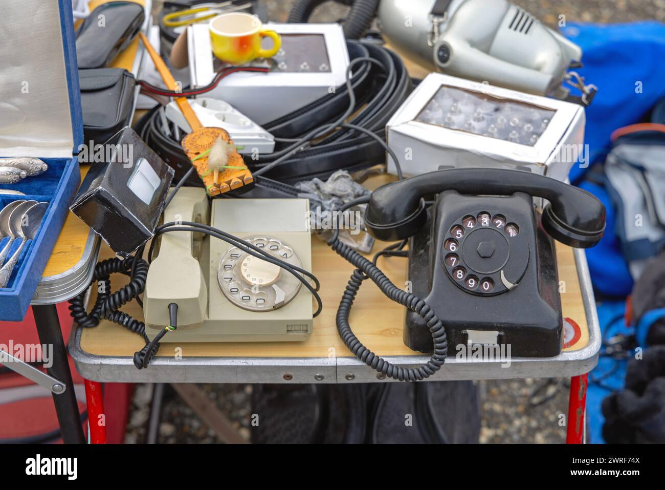 Telefoni fissi obsoleti in vendita al mercato delle pulci Foto Stock