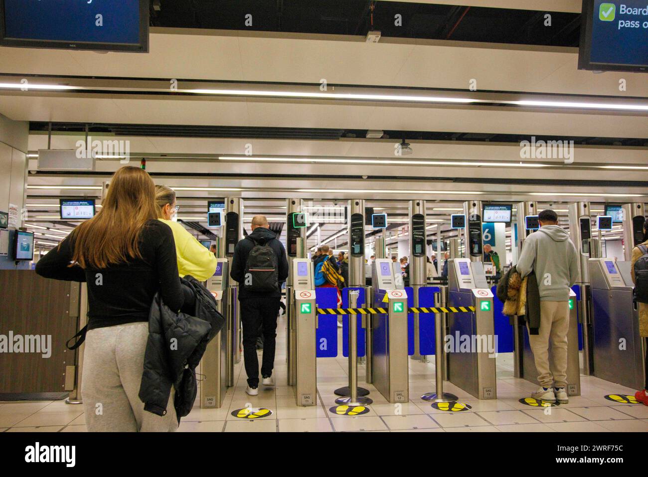 Passeggeri ai cancelli di partenza dell'aeroporto di Gatwick Foto Stock