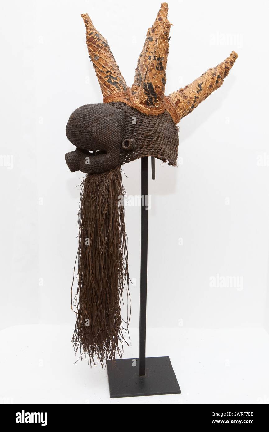 Maschera di rafia in fibra cerimoniale del popolo di Salampasu del tardo XX secolo in tribuna. Dalla Repubblica Democratica del Congo, Africa. Foto Stock