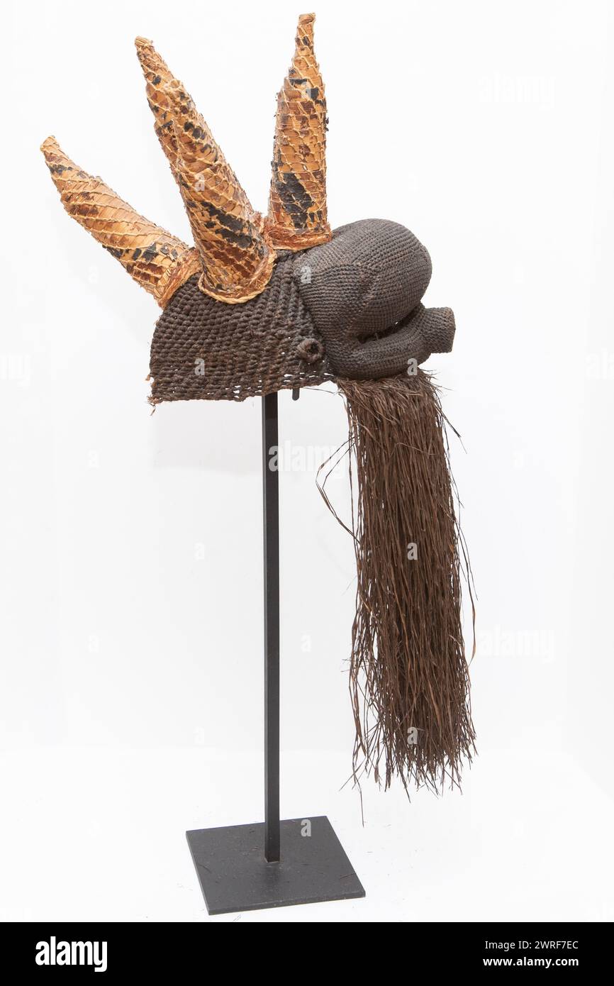 Maschera di rafia in fibra cerimoniale del popolo di Salampasu del tardo XX secolo in tribuna. Dalla Repubblica Democratica del Congo, Africa. Foto Stock