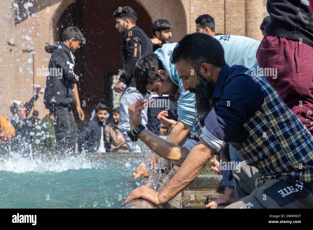 I musulmani kashmiri eseguono l'abluzione prima di offrire preghiere alla grande Moschea o a Jamia Masjid il primo giorno del mese di digiuno santo del Ramadan. Il Ramadan è il mese più sacro dell'Islam e il nono mese del calendario islamico. I musulmani di tutto il mondo celebrano il mese sacro del Ramadan pregando durante la notte e astenendosi dal mangiare e bere durante il periodo tra l'alba e il tramonto. Foto Stock