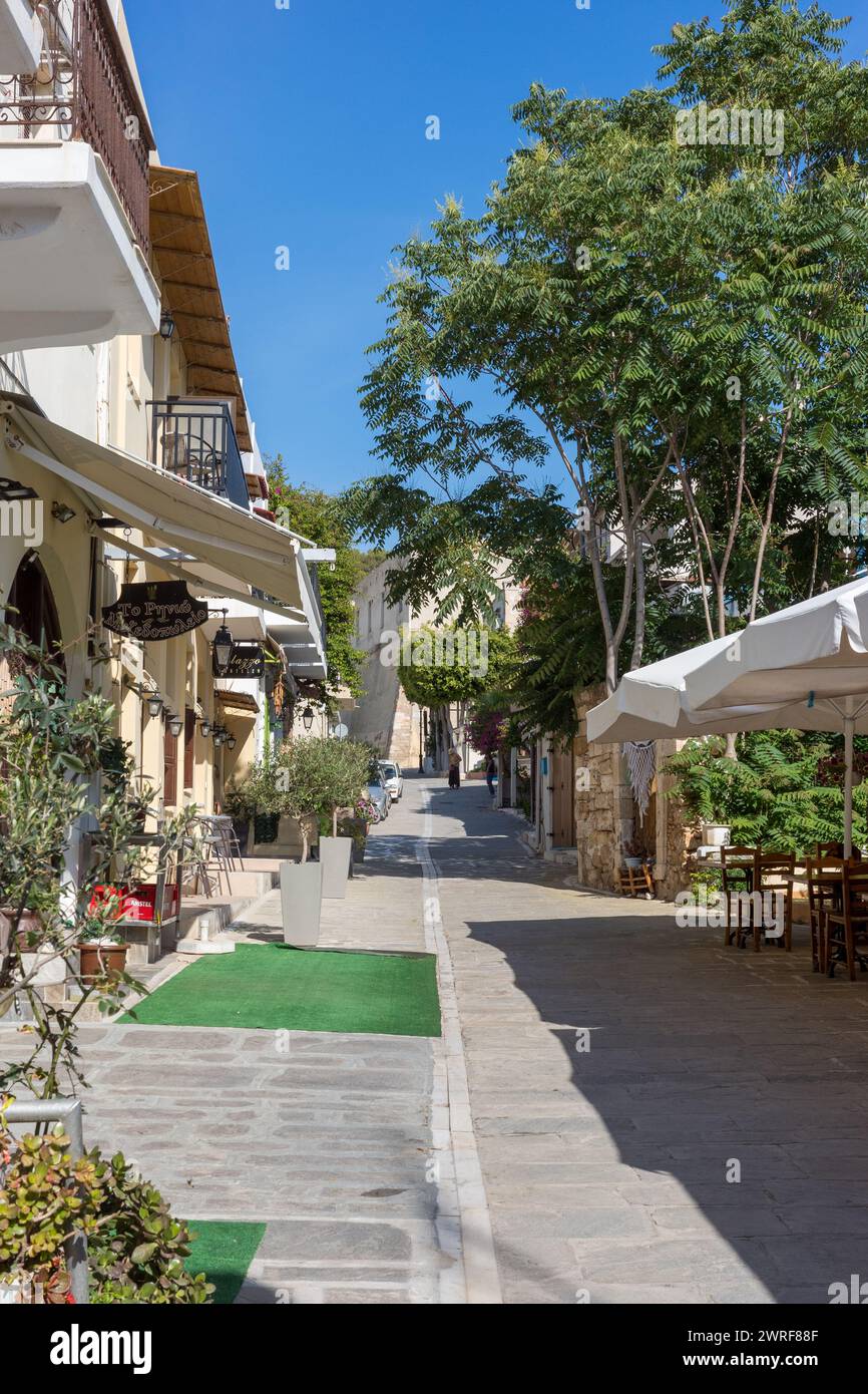 Le caffetterie marciapiede sono tipiche della scena stradale della città vecchia, Rethymon, Creta Foto Stock