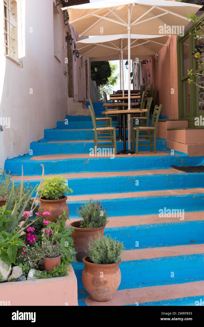 Tipica scena di strada con gradini dai colori vivaci, Rethymnon, Creta Foto Stock