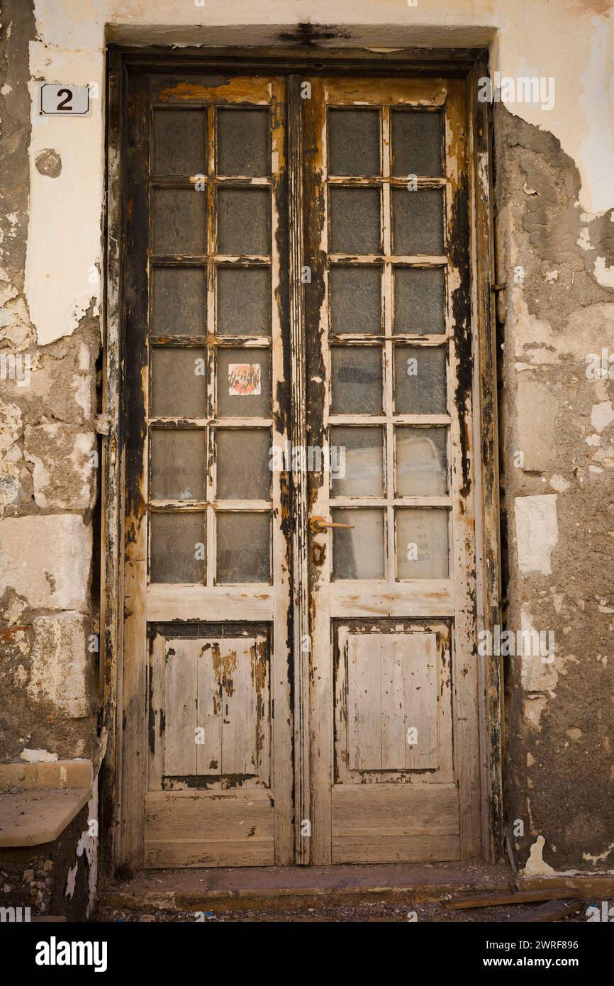 Porte colorate e intemperie sono una caratteristica comune nella città vecchia, Rethymnon, Creta Foto Stock
