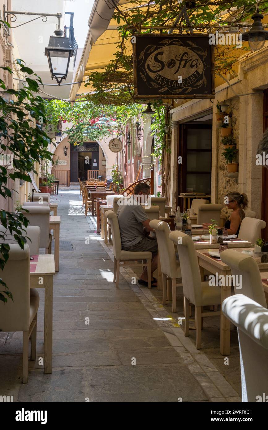 Le caffetterie marciapiede sono una tipica scena di strada nella città vecchia di Rethyymnon, Creta Foto Stock