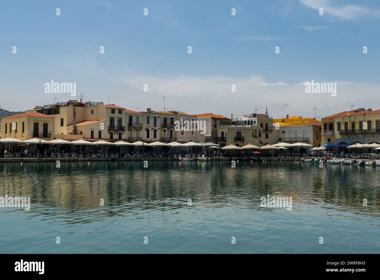 Lo storico porto veneziano nel cuore della città vecchia di Rethymno, Creta. Foto Stock