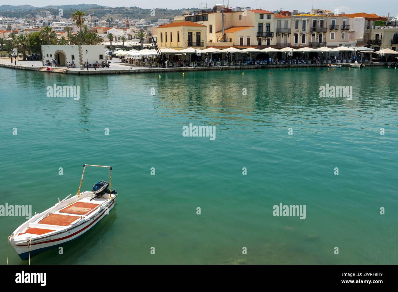 Una piccola barca presso lo storico porto veneziano nel cuore della città vecchia di Rethymno, Creta. Foto Stock