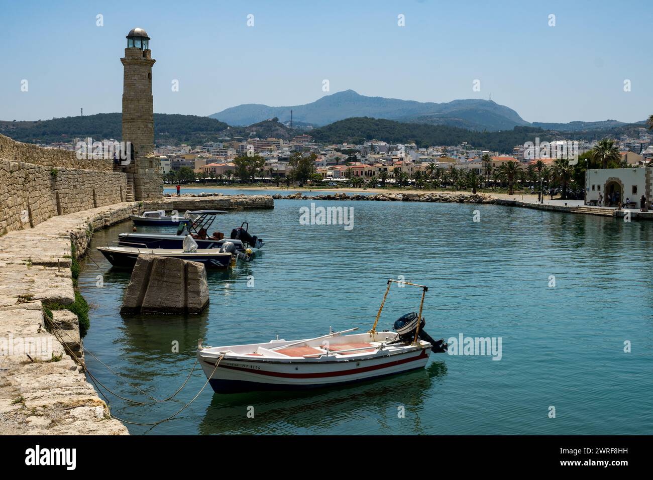 Lo storico porto veneziano nel cuore della città vecchia di Rethymno, Creta. Foto Stock