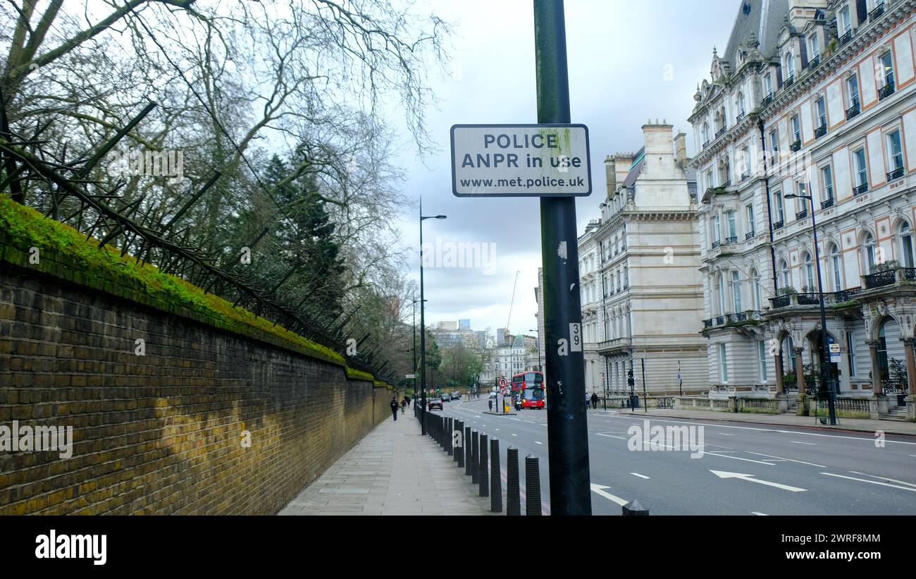 LONDRA - 19 FEBBRAIO 2024: Segnale in uso della polizia ANPR (riconoscimento automatizzato della targa) dalla polizia Met in SW1 fuori Buckingham Palace Foto Stock