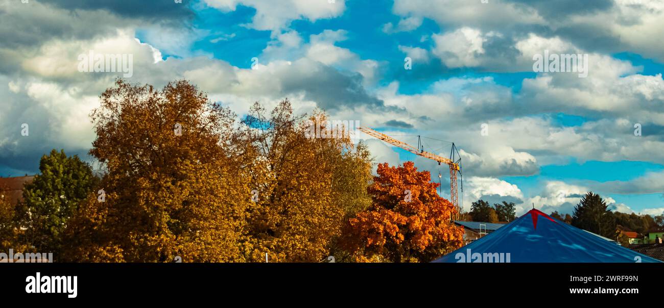 Vista dell'autunno o dell'estate indiana con una tenda da circo blu e rossa vicino a Schwarzach, Straubing-Bogen, Baviera, Germania Schwarzach bb 001 Foto Stock