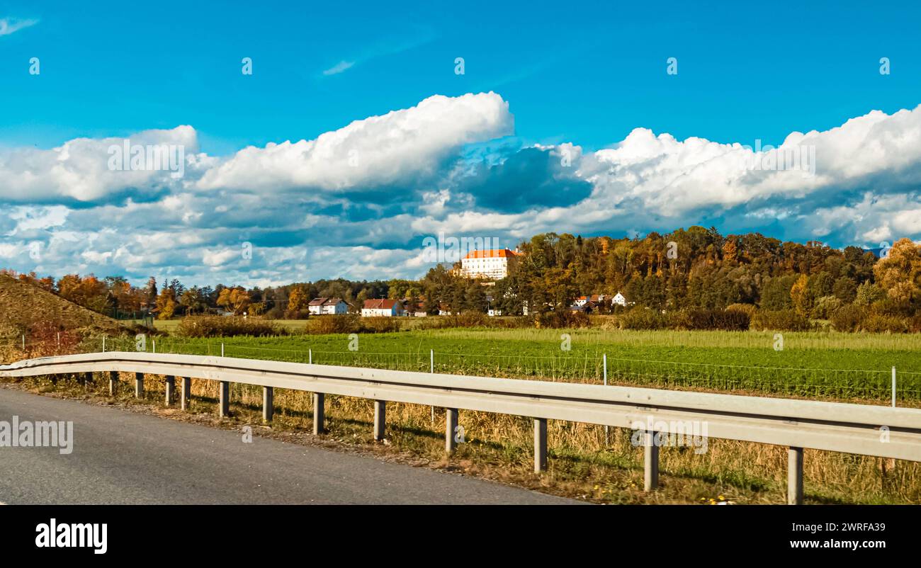 Vista dell'autunno o dell'estate indiana con un castello vicino a Offenberg, Deggendorf, Baviera, Germania Offenberg bb Foto Stock