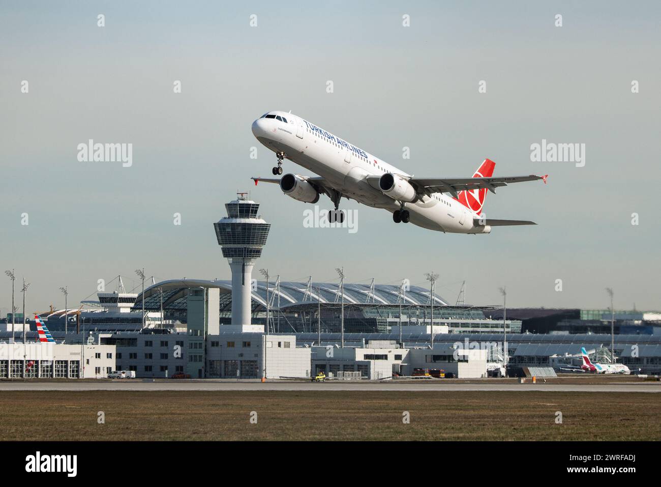 Monaco, Germania. 11 marzo 2024. Un Airbus A321-231 della compagnia aerea Turkish Airlines con registrazione TC-JSA decolla dall'aeroporto di Monaco, mentre la torre può essere vista sullo sfondo. Crediti: Matthias Balk/dpa/Alamy Live News Foto Stock