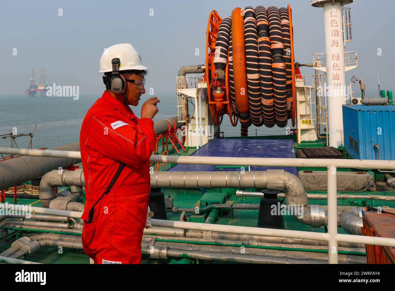 (240312) -- LHASA, 12 marzo 2024 (Xinhua) -- Champa lavora presso l'unità di galleggiamento, produzione, stoccaggio e scaricamento "Bohai Century" (FPSO) nell'Oilfield di Qinhuangdao 32-6, nella provincia cinese del Hebei, 7 marzo 2024. Champa, 29 anni, proviene da Zho'nyin Town, Nyima County, Nagqu City della regione autonoma Xizang della Cina sud-occidentale, che è un'area pastorale profonda nella prateria di Changtang con un'altitudine di oltre 4.700 metri. Nel 2020, Champa apprese che la China National Offshore Oil Corporation (CNOOC) stava reclutando laureati a Xizang e si iscrisse per il lavoro. A settembre Foto Stock