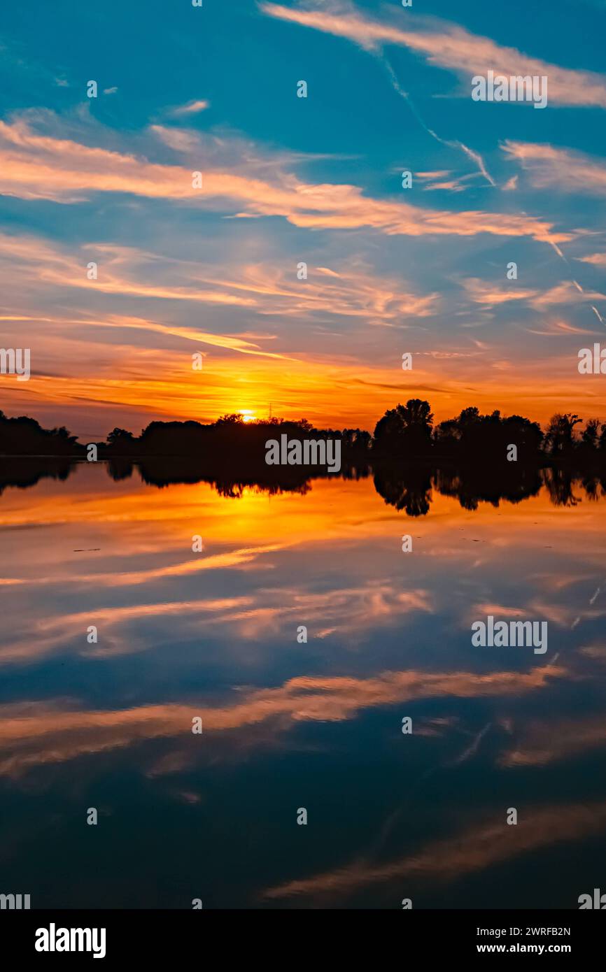 Tramonto estivo con riflessi vicino a Plattling, Isar, Baviera, Germania Plattling AX 008 Foto Stock