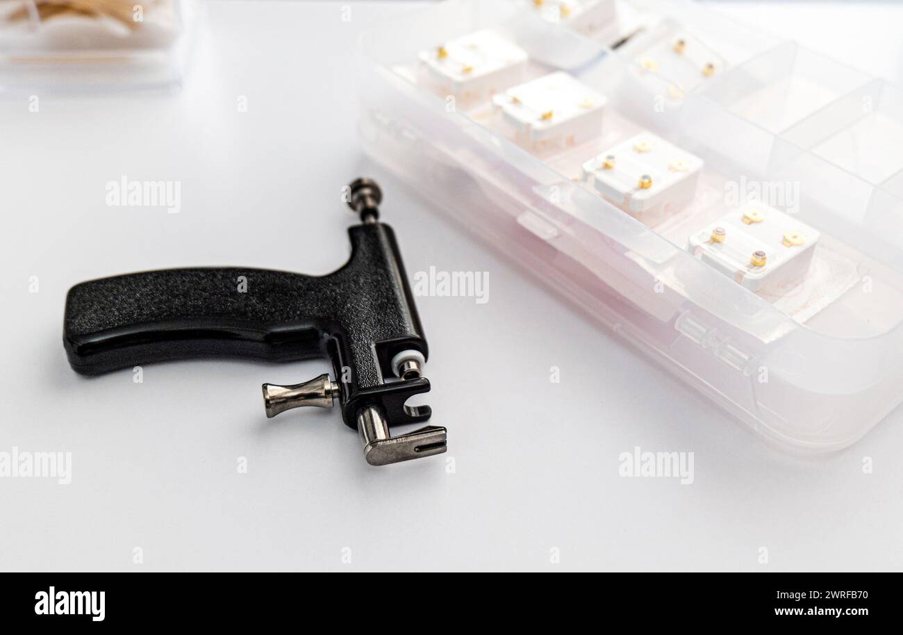 Dispositivo di perforazione dell'orecchio strumento sterile per il kit di perforazione dell'orecchio. Foto di alta qualità Foto Stock