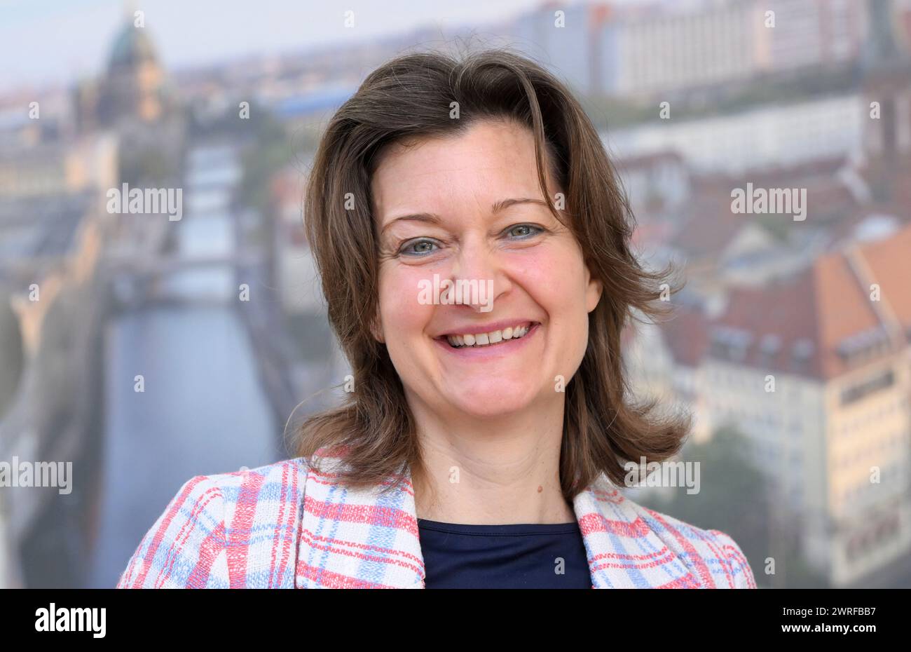 Berlino, Germania. 12 marzo 2024. Vanessa Bauch, responsabile della produzione di energia decentrata presso Siemens Energy, ha gettato la prima pietra per un progetto energetico presso il sito della centrale combinata di calore ed energia elettrica di Reuter West. Qui verranno costruiti un nuovo sistema a pompa di calore delle acque reflue e una nuova turbina a vapore a contropressione. Il progetto è gestito da Vattenfall, Berliner Wasserbetriebe e Berliner Stadtreinigung. Crediti: Jens Kalaene/dpa/Alamy Live News Foto Stock