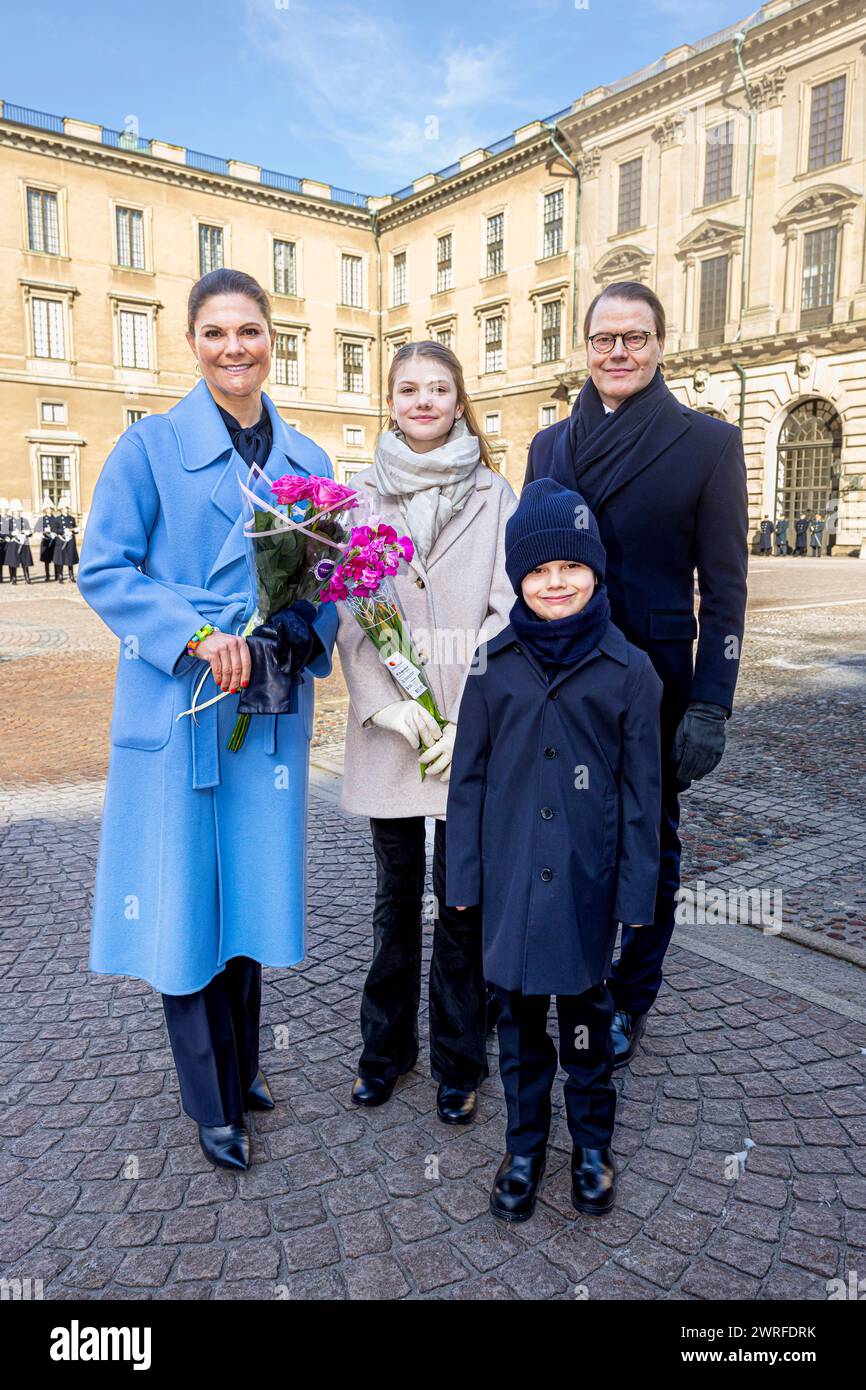 Stoccolma, Svezia. 12 marzo 2024. STOCCOLMA - la Principessa Vittoria di Svezia, il Principe Daniele di Svezia, la Principessa Estelle di Svezia e il Principe Oscar di Svezia partecipano al giorno del nome della Principessa ereditaria 2024 al Palazzo reale il 12 marzo 2024 a Stoccolma, Svezia. Crediti: Patrick van Katwijk/dpa/Alamy Live News Foto Stock