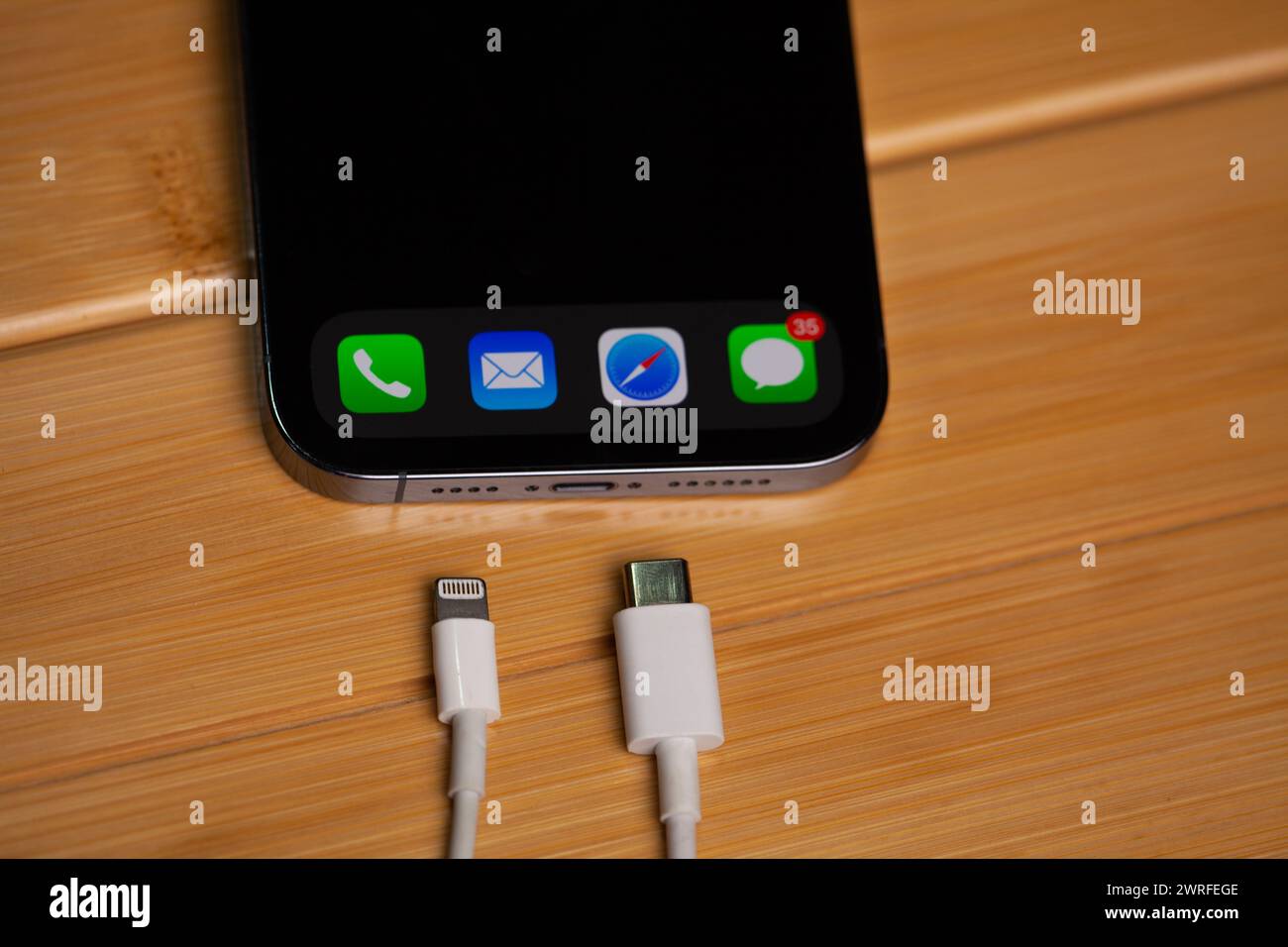 Un iPhone con un menu a colori nero aperto offre una scelta di 2 caricabatterie per iPhone. Moldavia, Hincesti 04.09.2023 Foto Stock