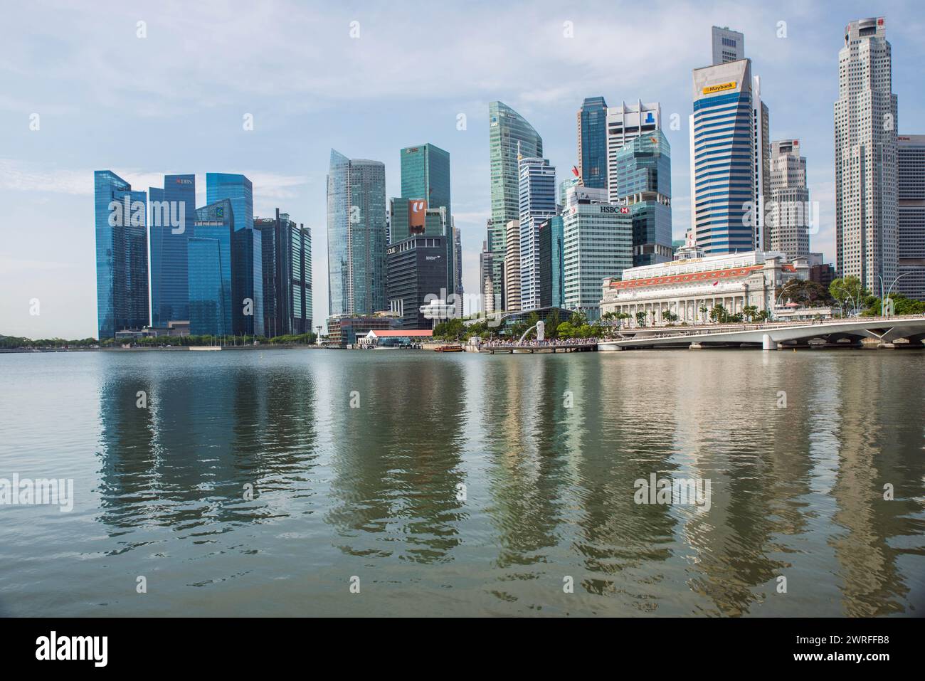 Alti edifici per uffici nel quartiere centrale degli affari di Singapore, Asia, riflessi nella Marina Bay Foto Stock