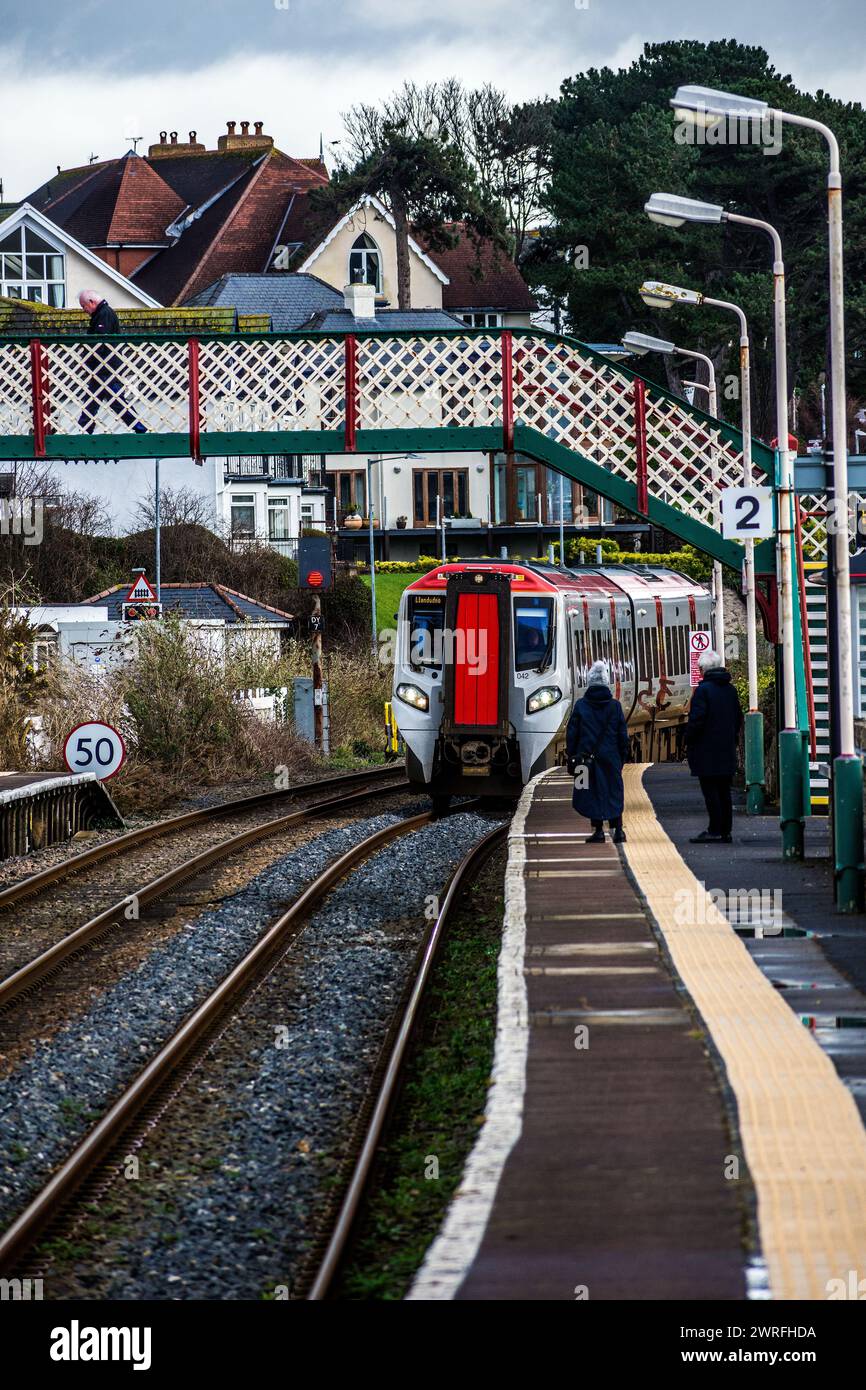 Treno diretto a Llandudno nella stazione ferroviaria di Deganwy. Foto Stock