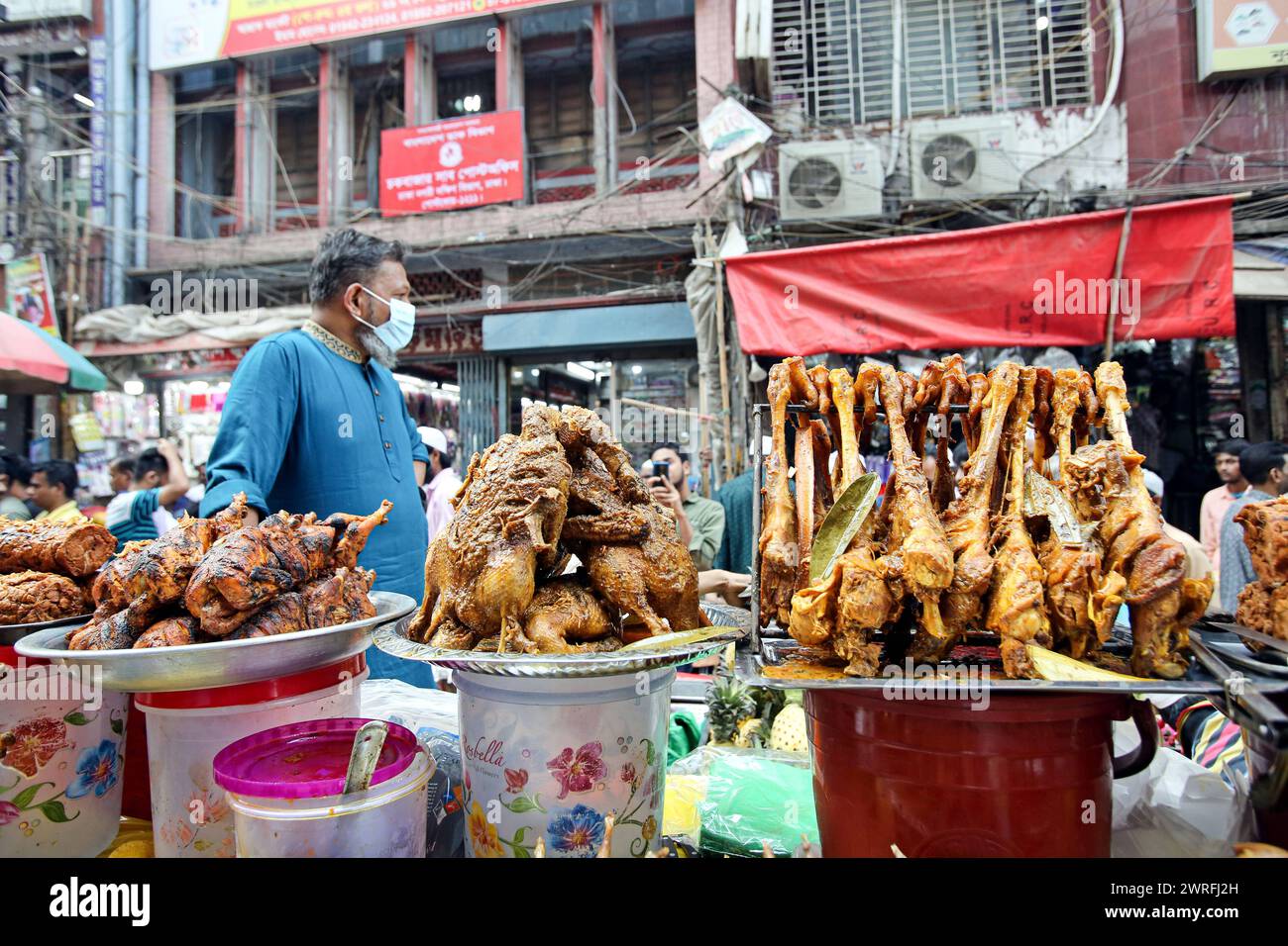 Il Ramadan nel Bangladesh i musulmani del Bangladesh comprano cibo per rompere il loro digiuno durante il primo giorno del mese di digiuno del Ramadan in un mercato alimentare tradizionale a Chalk bazar, a Dacca, Bangladesh, 12 marzo 2024. Il mese sacro dei musulmani del Ramadan è il nono mese del calendario islamico, e si ritiene che la rivelazione del primo versetto nel Corano sia stata durante le sue ultime 10 notti. E' anche il momento di socializzare, soprattutto la sera dopo aver rotto il digiuno, e di spostare tutte le attività alla fine della giornata nella maggior parte dei paesi. Dhaka Distretto di Dhaka Bangladesh Copyright: XHabiburxRahmanx Foto Stock