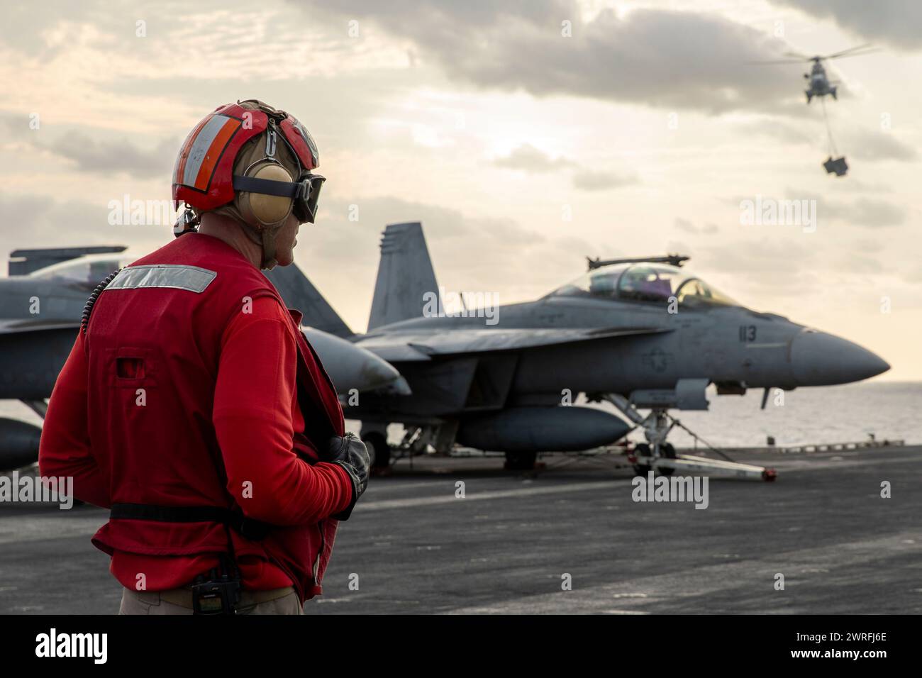 240203-N-MA550-1026 RED SEA (3 febbraio 2024) un Aviation Ordnanceman a bordo della portaerei classe Nimitz USS Dwight D. Eisenhower (CVN 69) Foto Stock