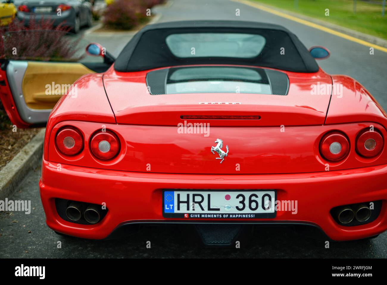 Riga, Lettonia - 21 giugno 2015: Auto a noleggio Red Ferrari 360 Spider nel parcheggio del supermercato, vista posteriore Foto Stock