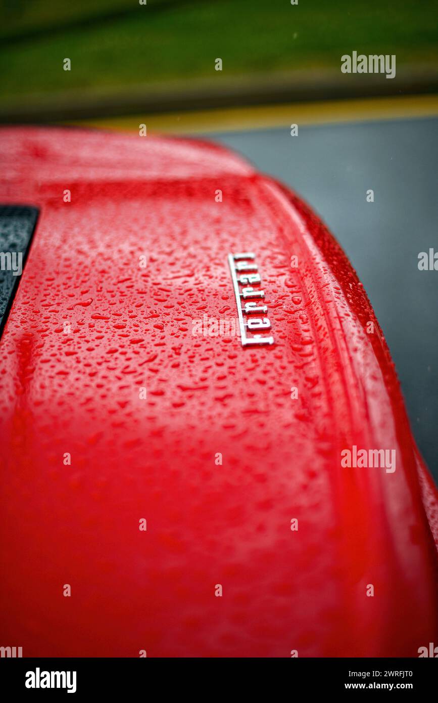 Riga, Lettonia - 21 giugno 2015: Dettagli Ferrari 360 Spider primo piano - pioggia sul logo rosso ferrari Foto Stock