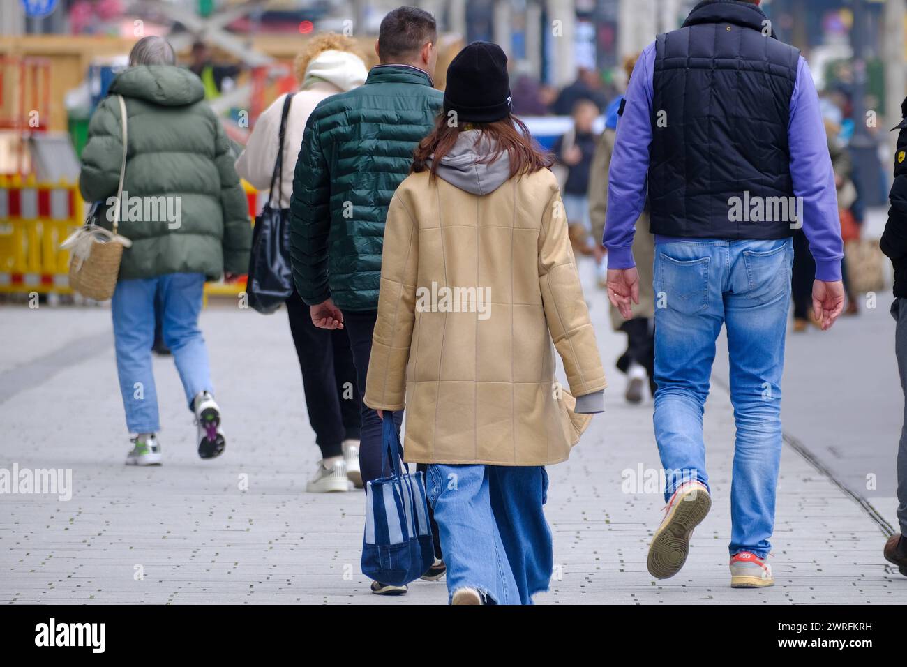 Düsseldorf 12.03.2024 Schadowstraße Einkaufsstrasse Hystreet Einkaufsstraße Shoppingmeile Einkaufsmeile Einkaufen Einzelhandel Fussgängerzone Einkaufsbummel Einkaufstasche Einkaufstaschen Einkauftasche Einkauftaschen Einkaufstraße Einkaufstrasse Modemeile Menschenmasse Menschenmenge Depressionen Ängste inflazione Bürgergeld Herbstpandemie Corona Covid Grippewelle Konsumflaute Grundeinkommen Konsumindex Konsumklima-Index Düsseldorf Nordrhein-Westfalen Deutschland *** Düsseldorf 12 03 via dello shopping 2024 Schadowstraße via dello shopping Hystreet via dello shopping, miglio dello shopping, zona pedonale Foto Stock