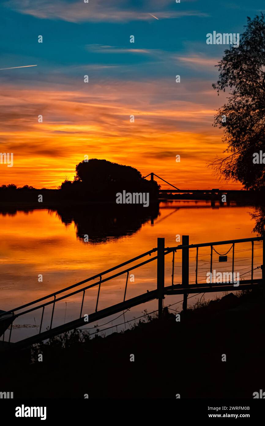 Tramonto estivo con riflessi vicino a Metten, Danubio, Deggendorf, Baviera, Germania Metten ba 009 Foto Stock