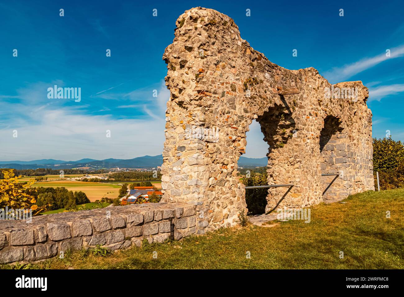 Vista dell'autunno o dell'estate indiana con antiche rovine del castello vicino a Winzer, Danubio, Deggendorf, Baviera, Germania Winzer AX 021 Foto Stock