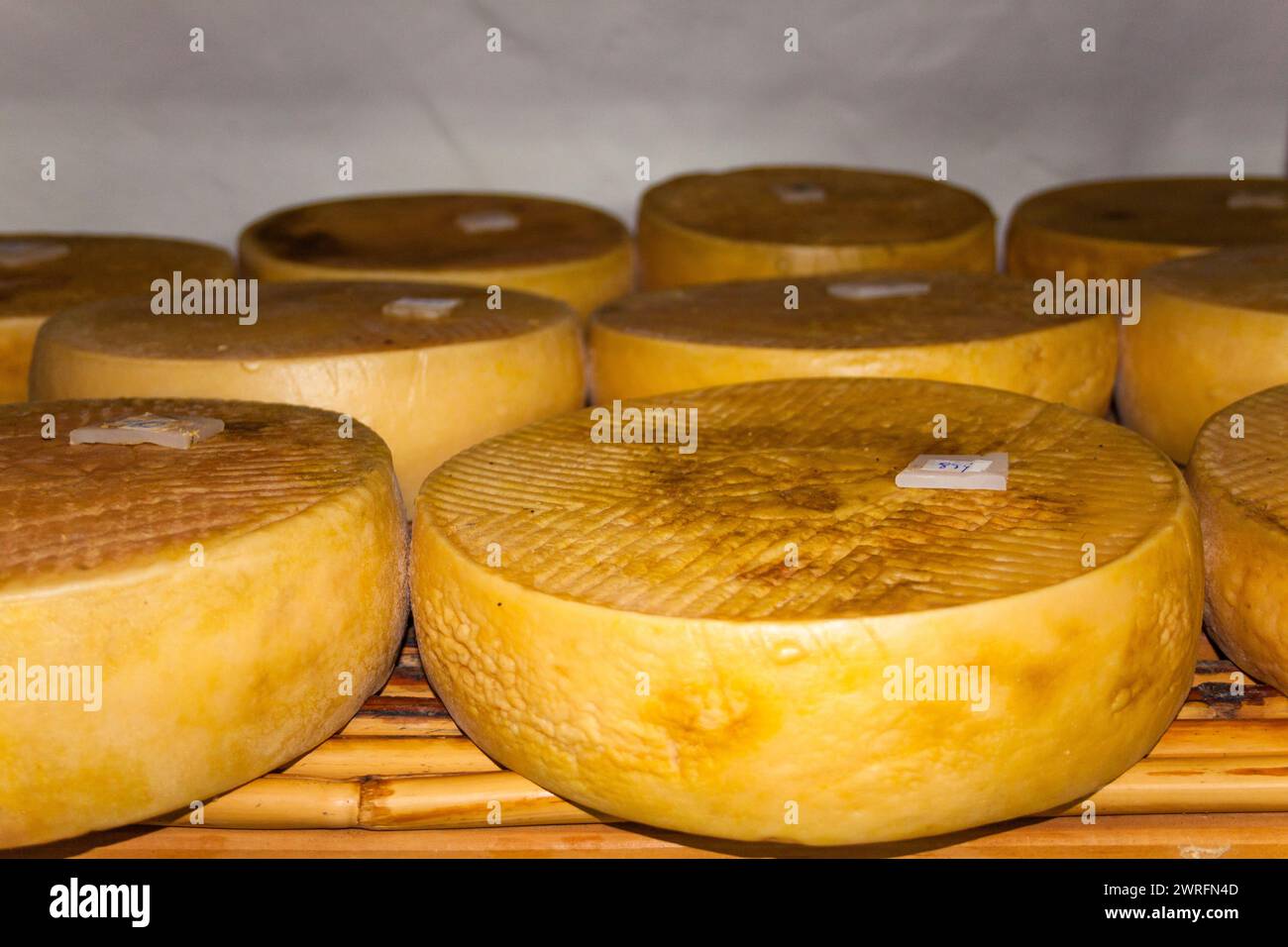 Quesos en una cueva de Gran Canaria, España Foto Stock