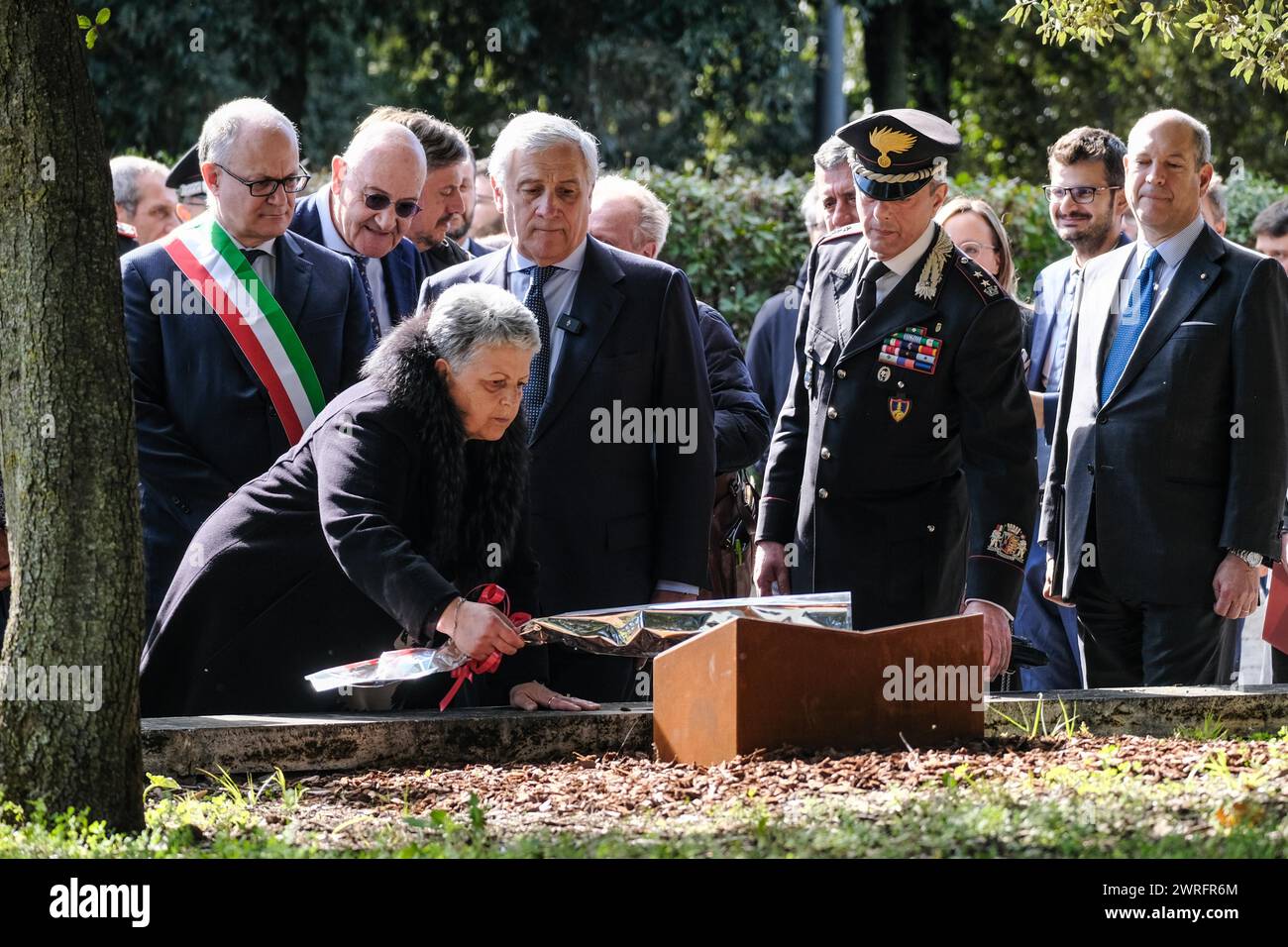 La madre del Carabiniere Vittorio Iacovacci, ucciso in Congo con l'Ambasciatore Luca Attanasio, depone un fiore sul cippo che ricorda il figlio, alla presenza del Vice Presidente del Consiglio e Ministro degli affari esteri e della cooperazione Internazionale, Antonio Tajani, il Sindaco di Roma, Roberto Gualtieri e il Presidente della Fondazione Gariwo, Dott. Gabriele Nissim, durante l'inagurazione nel viale antistante il Ministero, gi&#xe0; denominato Viale dei giusti, del &#x201c;Giardino dei giusti della Farnesina&#x201d; a Roma, Marted&#xec;, 12 marzo 2024 (foto Mauro Scrobogna/LaPre Foto Stock