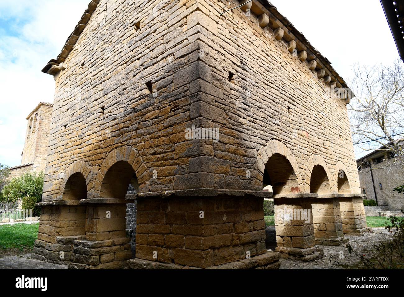 Iracheta, granaio di pietra (romanico, XI o XII secolo). Comune di Leoz, Comunidad Foral de Navarra, Spagna. Foto Stock