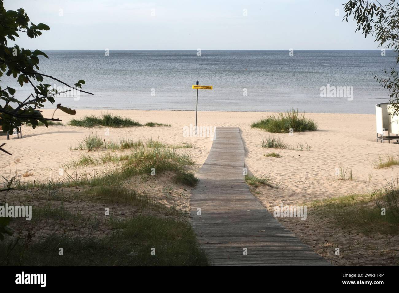 Percorso a piedi in legno per l'area ricreativa passiva fino alla spiaggia sabbiosa sulla costa del Mar Baltico in Lettonia, resort Jurmala Foto Stock
