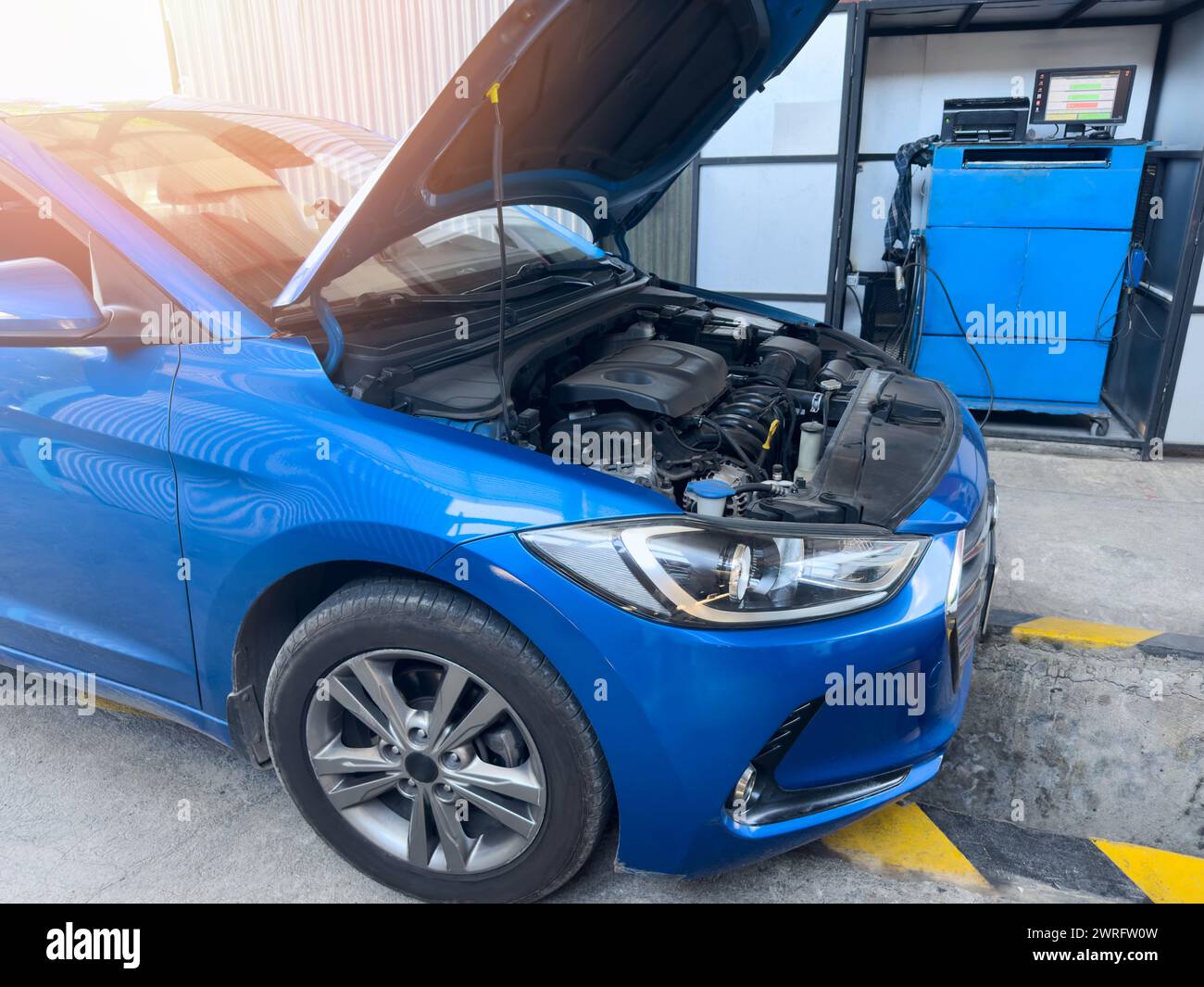 Vettura con cofano aperto o problema di riparazione del motore Foto Stock