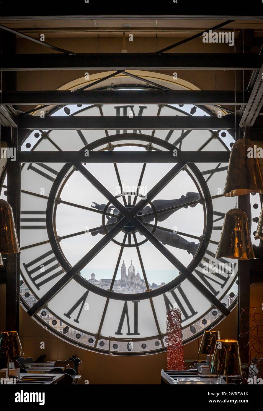 Parigi, Francia - 03 08 2024: Museo d'Orsay. Vista dell'Orologio dal ristorante del museo Foto Stock