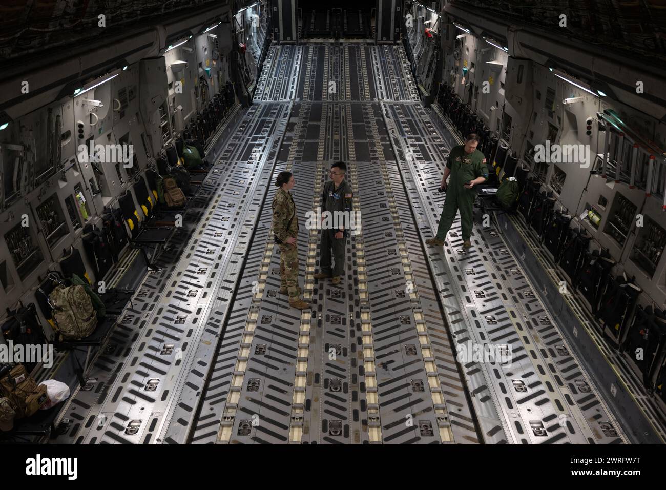 U.S. Air Force Airman 1st Class Rachel Pakenas, Flight Combat camera Journeyman, staff Sgt. Devin Rumbaugh, aereo da combattimento Foto Stock