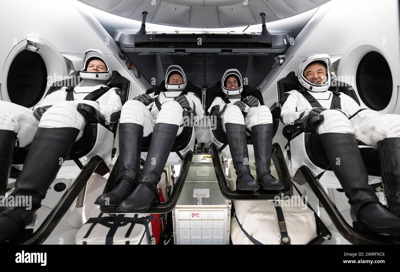 Pensecola, Stati Uniti d'America. 12 marzo 2024. Pensecola, Stati Uniti d'America. 12 marzo 2024. I membri dell'equipaggio della Expedition 70 siedono all'interno della navicella spaziale SpaceX Dragon Endurance poco dopo sulla MEGAN Recovery Ship, il 12 marzo 2024 al largo della costa di Pensacola, Florida. Seduti da sinistra: Il cosmonauta Roscosmos Konstantin Borisov, l'astronauta ESA Andreas Mogensen, l'astronauta della NASA Jasmin Moghbeli e l'astronauta JAXA Satoshi Furukawa, sono tornati dopo quasi 6 mesi nello spazio a bordo della stazione spaziale Internazionale. Crediti: Joel Kowsky/NASA/Alamy Live News Foto Stock