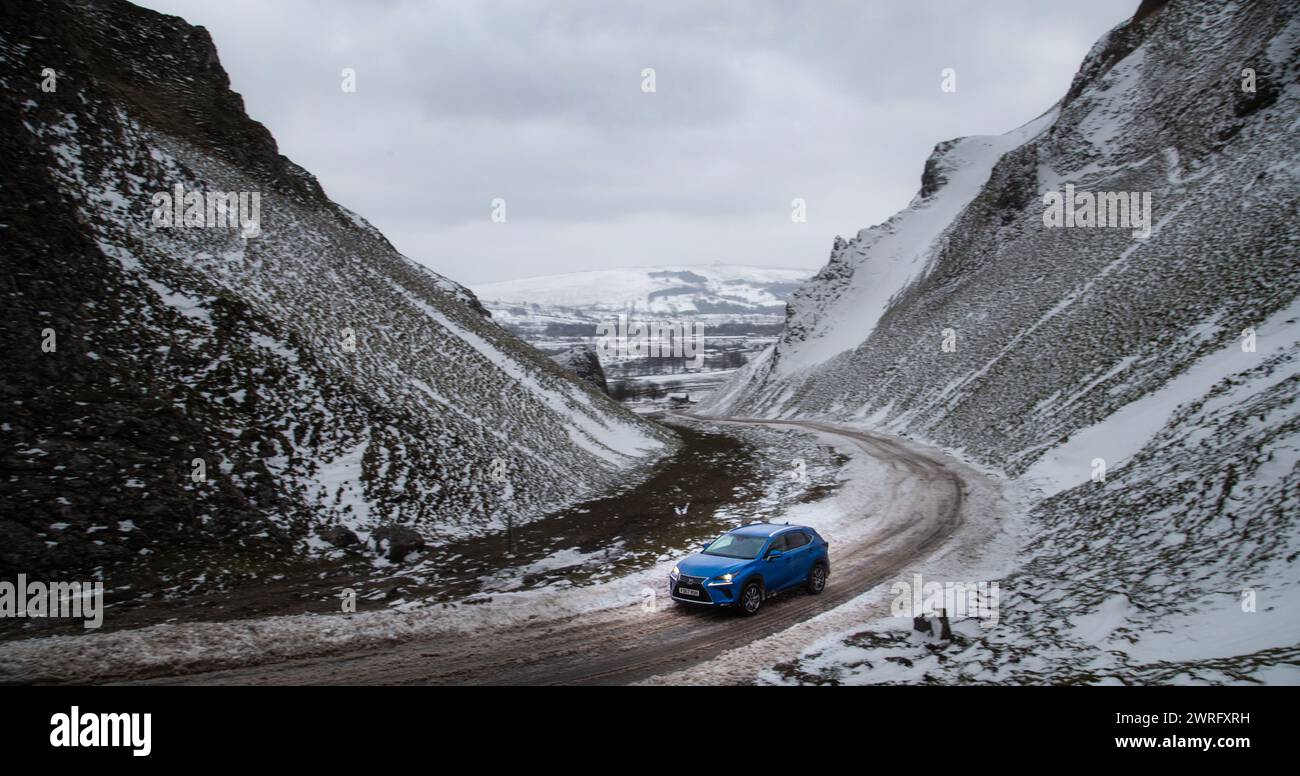 02/03/18 Un ibrido Lexus NX 300 raggiunge il passo di Winnats vicino a Castleton nel Derbyshire Peak District. Tutti i diritti riservati F Stop Press Ltd Foto Stock