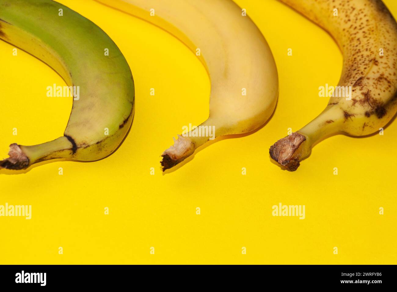 Set di banane in diverse fasi di maturazione isolate su sfondo bianco. Concetto alimentare. Il file contiene percorsi di ritaglio. Foto di alta qualità Foto Stock