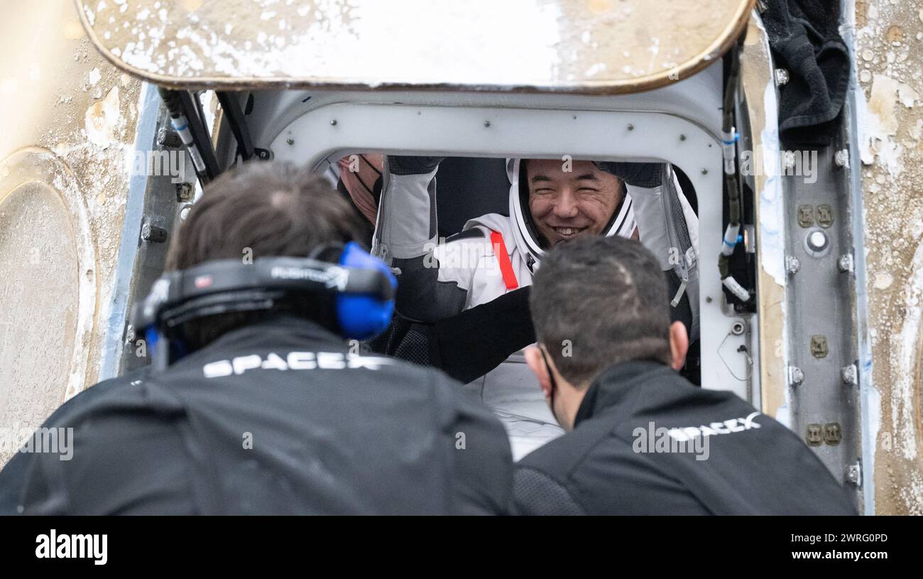 Pensecola, Stati Uniti d'America. 12 marzo 2024. Pensecola, Stati Uniti d'America. 12 marzo 2024. L'astronauta della Japan Aerospace Exploration Agency Satoshi Furukawa sorride mentre viene aiutato dall'interno della navicella spaziale SpaceX Dragon Endurance a bordo della MEGAN Recovery Ship, 12 marzo 2024 al largo della costa di Pensacola, Florida. Furukawa, il cosmonauta di Roscosmos Konstantin Borisov, l'astronauta dell'ESA Andreas Mogensen e l'astronauta della NASA Jasmin Moghbeli, tornarono dopo quasi 6 mesi nello spazio a bordo della stazione spaziale Internazionale. Crediti: Joel Kowsky/NASA/Alamy Live News Foto Stock