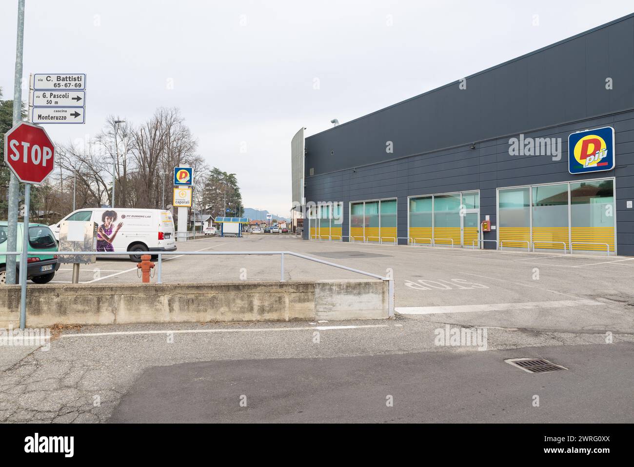 Negozio Dpiù, famoso discount, grande catena di supermercati in italia. Fondata nel 1992 con oltre 300 punti vendita. Negozio di Daverio, provincia di Varese Foto Stock