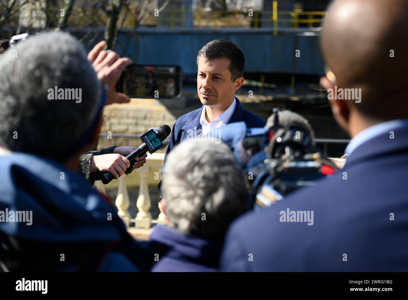 Pete Buttigieg, Segretario dei trasporti degli Stati Uniti, parla degli investimenti infrastrutturali durante un tour della ricostruzione di Martin Luther King Jr. Drive Bridge, a Philadelphia, Pennsylvania, USA il 12 marzo 2024. Il finanziamento federale della legge sulle infrastrutture bipartisan del presidente Biden fa parte di una spinta per migliorare le infrastrutture della nazione nella speranza di avvicinare le comunità e di avere un impatto sulle economie locali stimolando la crescita delle imprese e della forza lavoro. (Foto di Bastiaan Slabbers/Sipa USA) (foto di Bastiaan Slabbers/Sipa USA) Foto Stock
