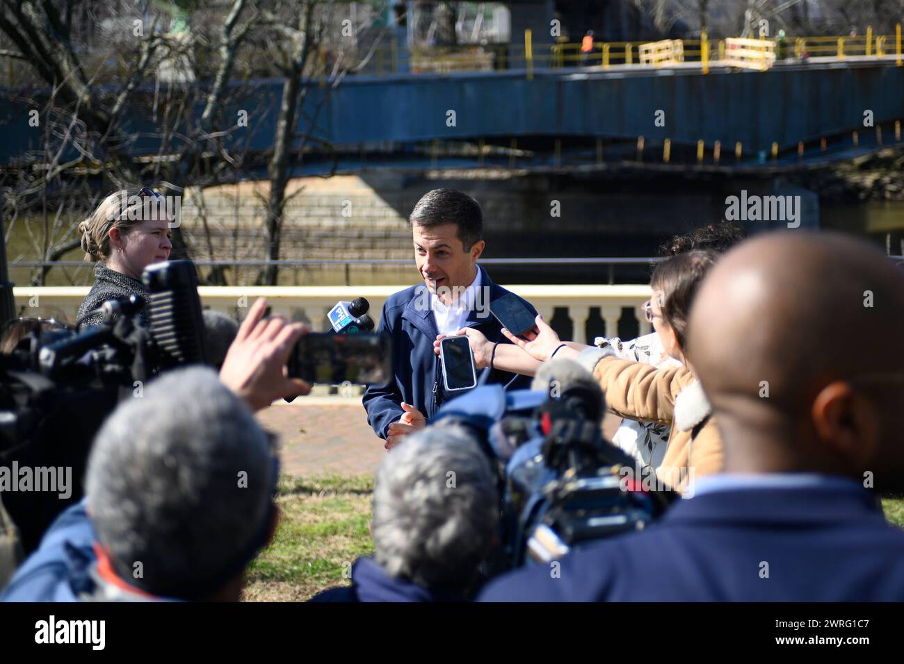 Pete Buttigieg, Segretario dei trasporti degli Stati Uniti, parla degli investimenti infrastrutturali durante un tour della ricostruzione di Martin Luther King Jr. Drive Bridge, a Philadelphia, Pennsylvania, USA il 12 marzo 2024. Il finanziamento federale della legge sulle infrastrutture bipartisan del presidente Biden fa parte di una spinta per migliorare le infrastrutture della nazione nella speranza di avvicinare le comunità e di avere un impatto sulle economie locali stimolando la crescita delle imprese e della forza lavoro. (Foto di Bastiaan Slabbers/Sipa USA) (foto di Bastiaan Slabbers/Sipa USA) Foto Stock