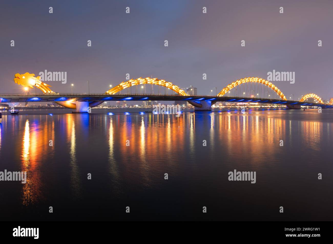 Da Nang, Vietnam: Ponte del drago al tramonto, considerato come l'icona della città di da Nang. Foto Stock