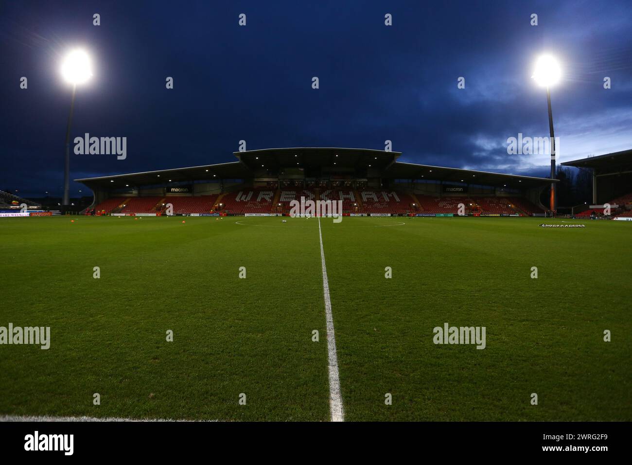 Una vista generale dell'ippodromo durante la partita di Sky Bet League 2 tra Wrexham e Harrogate Town presso lo stadio dell'ippodromo dell'Università di Glyndŵr, Wrexham, martedì 12 marzo 2024. (Foto: Michael driver | mi News) crediti: MI News & Sport /Alamy Live News Foto Stock