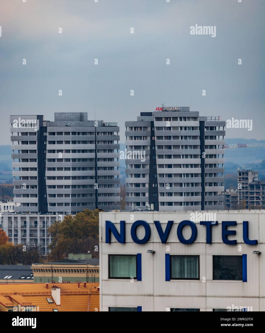 Wroclaw, Polonia - 12 novembre 2023: Splendida vista degli edifici residenziali Atal Towers che si trovano dietro l'alto edificio Novotel al centro della Foto Stock