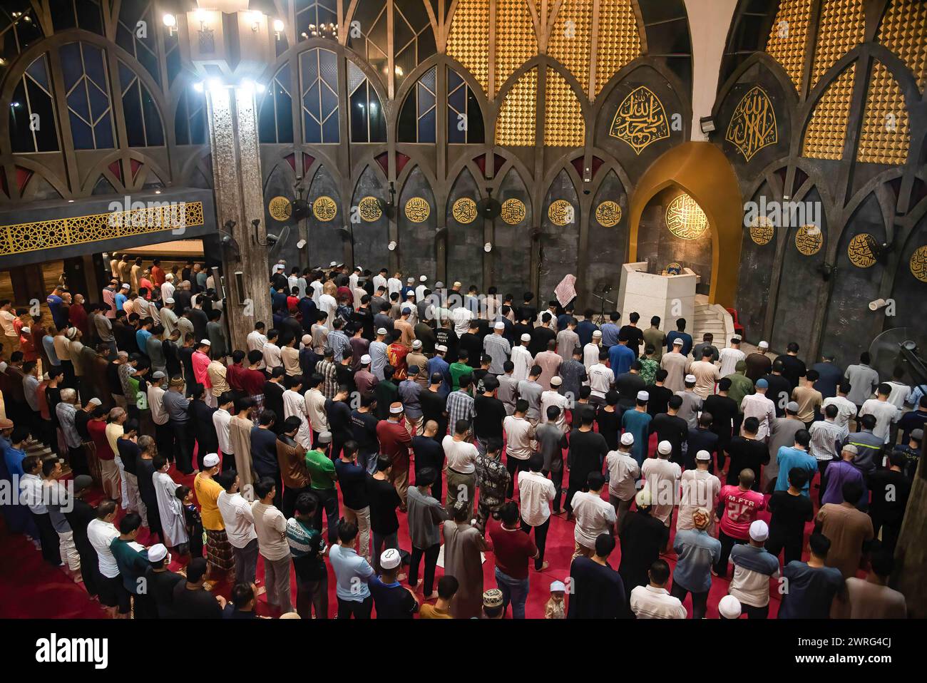 Bangkok, Thailandia. 12 marzo 2024. I musulmani hanno visto pregare durante il primo giorno del Ramadan al Centro Islamico della Thailandia. Il Ramadan è il nono mese del calendario islamico, ed è un mese di digiuno, preghiera e meditazione per i musulmani di tutto il mondo e si ritiene che la commemorazione della prima rivelazione di Maometto. (Foto di Peerapon Boonyakiat/SOPA Image/Sipa USA) credito: SIPA USA/Alamy Live News Foto Stock