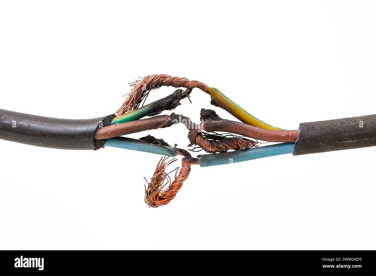 Cablaggio guasto bruciato e bruciato, concetto di rischio di incendio da cortocircuito, primo piano isolato su sfondo bianco Foto Stock